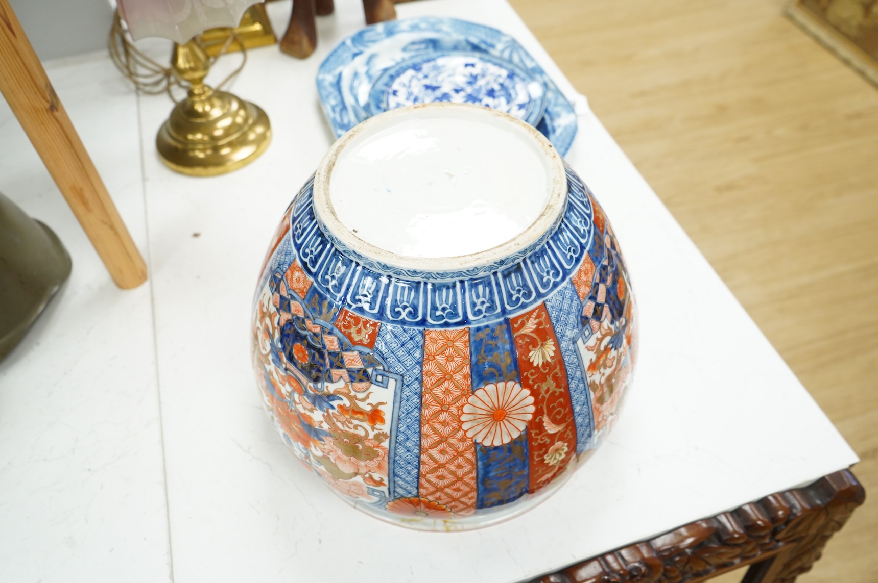 A Japanese Imari pattern jardiniere, Meiji period (1868-1912), 28cm